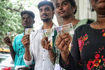 தமிழகத்தில் முதல்முறை வாக்காளர்கள் எத்தனை பேர்? வயதுவாரியான வாக்காளர் விவரம்