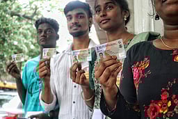 தமிழகத்தில் முதல்முறை வாக்காளர்கள் எத்தனை பேர்? வயது வாரியான வாக்காளர் விவரம்