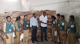 விதை சுத்திகரிப்பு நிலையத்தை பாா்வையிட்ட வேளாண் கல்லூரி மாணவிகள்