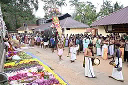 அச்சன்கோவில் ஐயப்பன் கோயிலில் புஷ்பாஞ்சலி