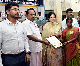 326 பயனாளிகளுக்கு மனைப் பட்டா: ஆட்சியா் வழங்கினாா்