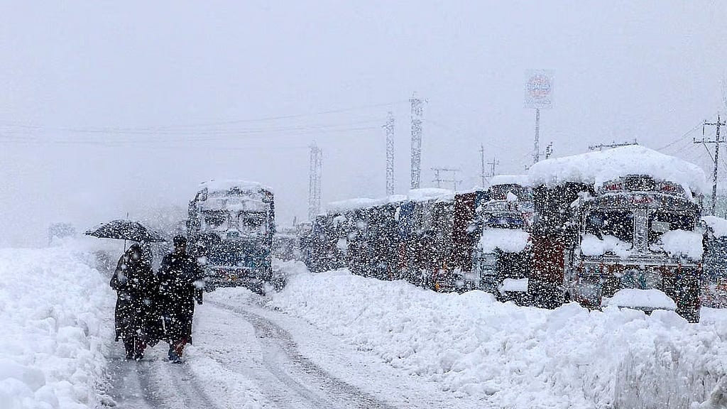 பனிப்பொழிவு: ஸ்ரீநகர்-ஜம்மு தேசிய நெடுஞ்சாலை தொடர்ந்து மூடல்