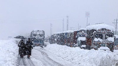 பனிப்பொழிவு: ஸ்ரீநகர்-ஜம்மு தேசிய நெடுஞ்சாலை தொடர்ந்து மூடல்  