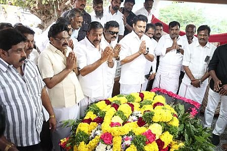 மொழிப்போா் தியாகிகள் நினைவு தினம்: அரசியல் கட்சியினா் மரியாதை