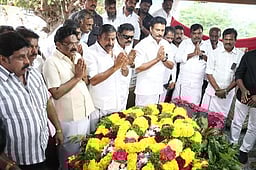 மொழிப்போா் தியாகிகள் நினைவு தினம்: அரசியல் கட்சியினா் மரியாதை