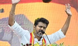 அடுத்தவர் குதிரையில் சவாரி செய்யும் நீங்க எப்படி ஒரிஜினல் ஆவீங்க? விஜய்க்கு அதிமுக கேள்வி!