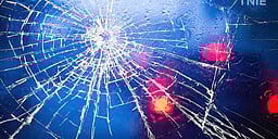 காா் டயா் வெடித்து 3 போ் காயம்