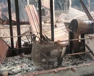 தீ விபத்தில் சேதமடைந்த நாலுமுக்கு தேயிலைத் தொழிற்சாலை.