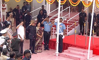 தேசியக் கொடியேற்றினார் ஆளுநர் ஆர்.என்.ரவி