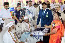 தருமபுரியில் குடியரசு தின விழா கொண்டாட்டம்: நற்சான்றிதழை வழங்கினாா் ஆட்சியா்