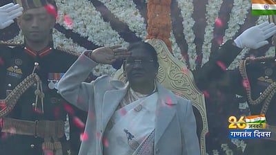 தில்லியில் தேசியக் கொடியேற்றினார் குடியரசுத் தலைவர்!