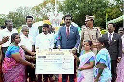 குடியரசு தின விழாவில் ரூ.1.24 கோடியில் நலத்திட்ட உதவிகள்:
மாவட்ட ஆட்சியா் வழங்கினாா்