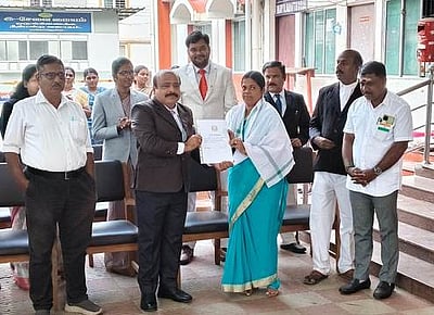 குடியரசு தின விழா: தேசியக் கொடியை ஏற்றி வைத்தாா் ஆட்சியர்!