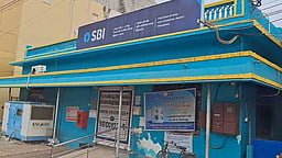 தேசியக் கொடி ஏற்றப்படாத அரசு அலுவலகங்கள், வங்கிகள்!