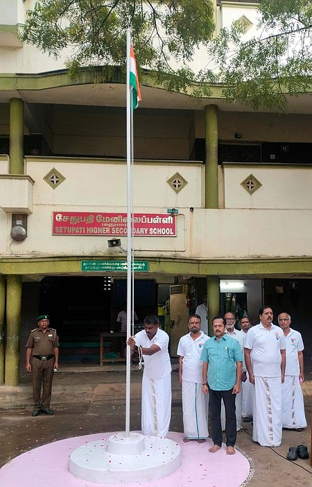 மதுரை காமராஜா் பல்கலை., கல்லூரி, பள்ளிகளில் குடியரசு தின விழா