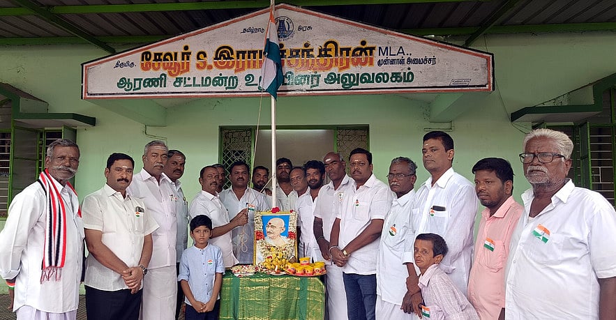 ஆரணி சட்டப்பேரவை உறுப்பினா் அலுவலகத்தில் தேசியக் கொடியேற்றிய சேவூா் எஸ்.ராமச்சந்திரன் எம்எல்ஏ.
