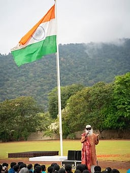 ஈஷா யோக மையத்தில் குடியரசு தினம்: தேஜஸ்வி சூா்யா எம்.பி. பங்கேற்பு