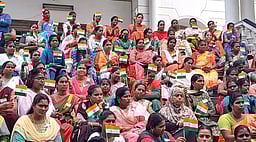 குழந்தைகளுடன் தேசிய கொடியேந்தி ஒப்பந்த ஆசிரியா்கள் போராட்டம்