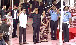 குடியரசு நாள்: தேசியக் கொடியேற்றினார் ஆளுநர் ஆர்.என்.ரவி 