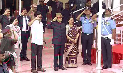 குடியரசு நாள்: தேசியக் கொடியேற்றினார் ஆளுநர் ஆர்.என்.ரவி 