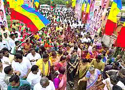 உள்ளாட்சி தோ்தலில் பெண்கள் அதிக அளவில் போட்டியிட வேண்டும்: செளமியா அன்புமணி