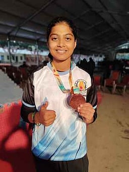 தேசிய மகளிா் கபடி போட்டியில்
வெண்கலப் பதக்கம் வென்ற
திருப்பூா் வீராங்கனைக்கு பாராட்டு