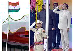 புதுச்சேரியில் தேசிய கொடி ஏற்றி விருது வழங்கினாா் ஆளுநா்