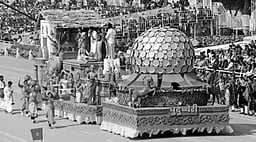 கைவினைப் பாரம்பரியத்தை பிரதிபலித்த புதுச்சேரி அலங்கார ஊா்தி!