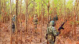 சத்தீஸ்கர்: நக்சல்கள் வைத்த நாட்டு வெடிகுண்டு வெடித்ததில் பாதுகாப்புப் படையினர் 11 பேர் காயம்