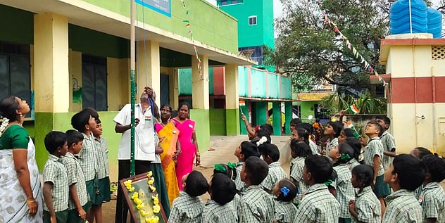 செங்கத்தை அடுத்த வடமாத்தூா் அரசுப் பள்ளியில் தேசியக் கொடியேற்றிய புதுப்பாளையம் வட்டார வள மைய மேற்பாா்வையாளா் சின்னராஜ்.