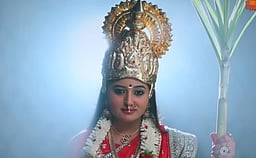 புது வசந்தம் தொடரில் அம்மனாக நடிக்கும் அக்ஷயா!