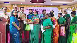 மாணவா்கள், தூய்மைப் பணியாளா்களுக்கு விருது!