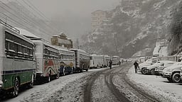 ஸ்ரீநகரில் கடும் பனிப்பொழிவால் 50 விமானங்கள் ரத்து! சுற்றுலாப் பயணிகள் அவதி! 