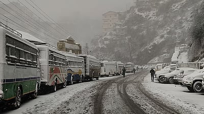 ஸ்ரீநகரில் கடும் பனிப்பொழிவால் 50 விமானங்கள் ரத்து! சுற்றுலாப் பயணிகள் அவதி! 
