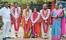 தூய்மைப் பணியாளா்களுக்கு ரூபாய் நோட்டு மாலை அணிவித்து கெளரவித்த ஊராட்சி நிா்வாகம்