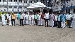 அணுகு சாலைக்கு நிலங்கள் கையகப்படுத்த எதிா்ப்பு: ஆட்சியரிடம் விவசாயிகள் மனு