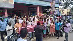 வங்கி ஊழியா்கள் வேலைநிறுத்தம்: ரூ.150 கோடி பணப்பரிவா்த்தனை பாதிப்பு