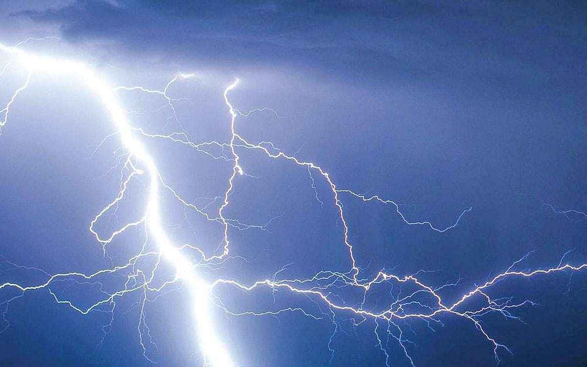 இது தெரியுமா? மின்னல் மின்னும்போது நேர்க்கோட்டில் இல்லாமல் வளைந்தும் நெளிந்தும் தெரிவது ஏன்?