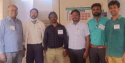 கோரிக்கை பட்டை அணிந்து பணியைத் தொடரும் மருத்துவா்கள்!