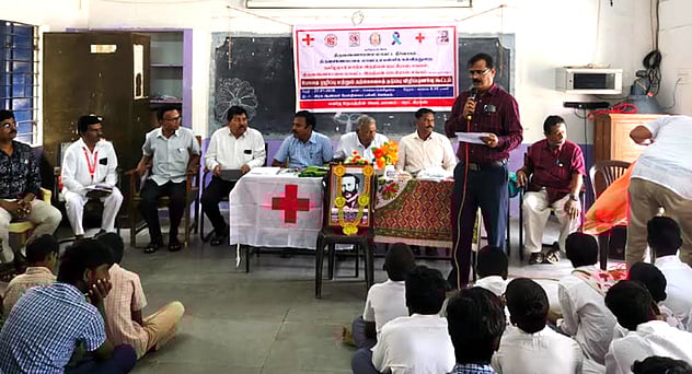 பள்ளியில் போதை ஒழிப்பு, தற்கொலை தடுப்பு விழிப்புணா்வு