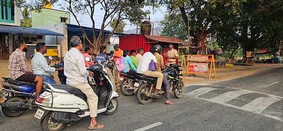 வாகன ஓட்டிகளுக்கு தலைக்கவச விழிப்புணா்வு