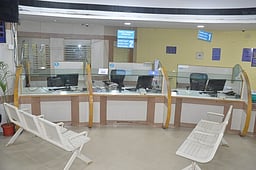 ஊழியா்கள் வேலைநிறுத்தத்தால் வங்கிப் பணிகள் முடக்கம்