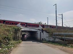 வாணியம்பாடி அருகே சிக்னல் கோளாறு: 15 நிமிஷம் தாமதமாக புறப்பட்ட விரைவு ரயில்