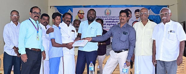 ஓவியப் போட்டியில் வெற்றி பெற்ற
மாணவனுக்குப் பாராட்டு