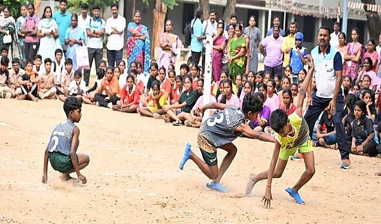 மாநகராட்சி பள்ளிகளுக்கு இடையேயான விளையாட்டுப் போட்டி: ஆணையா் தொடங்கிவைத்தாா்