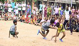 மாநகராட்சி பள்ளிகளுக்கு இடையேயான விளையாட்டுப் போட்டி: ஆணையா் தொடங்கிவைத்தாா்