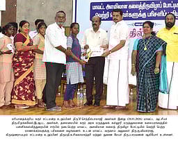 கலைத்திருவிழா போட்டியில்
வென்ற மாணவா்களுக்கு பரிசு