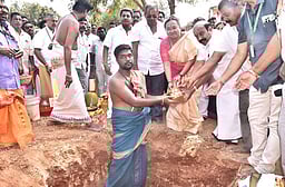 தா்மகொண்ட ராஜா கோயிலுக்கு ரூ.1.68 கோடியில் தாா்சாலை:
வேலூா் ஆட்சியா் அடிக்கல்