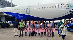 சங்கரன்கோவில் எம்எல்ஏ ஏற்பாட்டில் விமானத்தில் பயணித்த அரசுப் பள்ளி மாணவிகள்