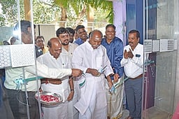 புதுச்சேரியில் புதிய ஹோட்டல்:
முதல்வா் ரங்கசாமி திறந்து வைத்தாா்